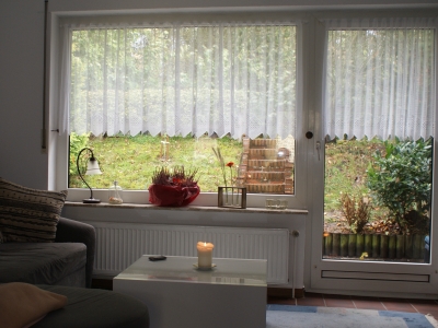 Wohnzimmer Blick durchs Wohnzimmer in den Garten