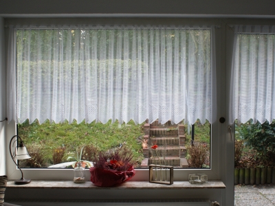 Blick durchs Wohnzimmer in den Garten Im Hintergrund der Deich