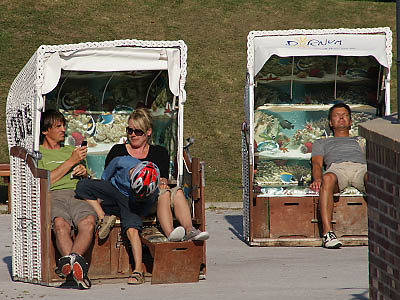 Die Dorfmitte bietet Entspannung pur Relaxen im Sonnenschein