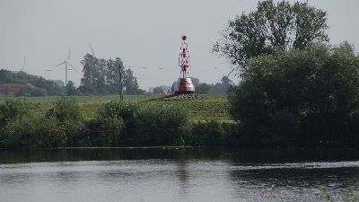 Am Mahlbusen Die Boje auf dem Rasen