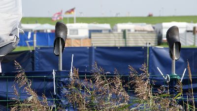 Am Campingplatz von Dornumersiel Eigenwilliger Zaunschmuck