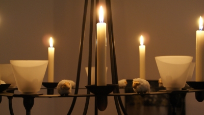 Romantik im Kerzenschein Kleine Schafe bewachen den Esstisch